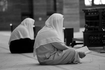 praying-men-al-fateh-grand-mosque-i