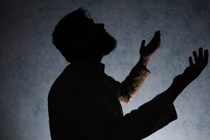 1200px-Prayer_at_night