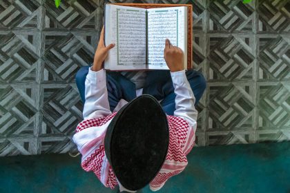 muslim-student-reading