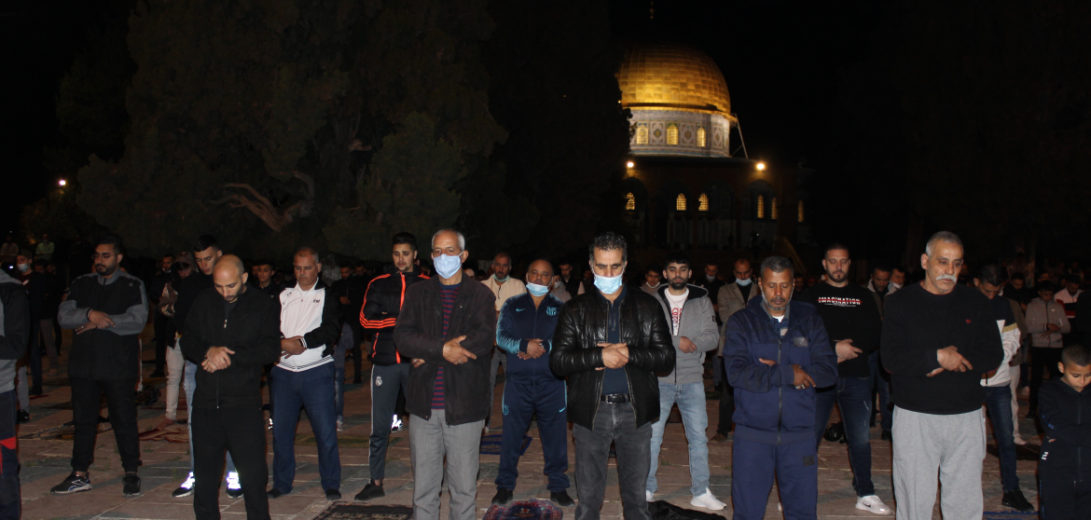 10-صلاة-الفجر-الأولى-في-الأقصى-بعد-الإغلاق-وصلى-المقدسيون-متباعدينالجزيرة-نت